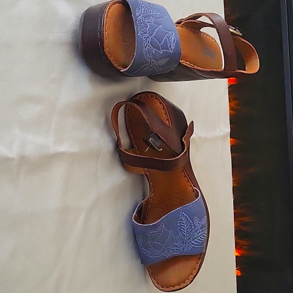Born size 8 Medium Blue Embossed Leather Platform Sandals